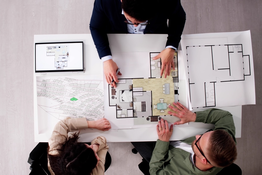 FamilyConsultsWithRealEstateAgentForNewDreamHome